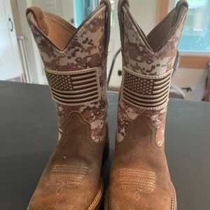 Toddler boys Ariat boots. Size 9. Gently used.